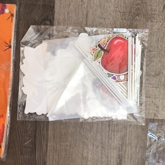 4/$25 Thanksgiving decorations for party - Picture 5 of 5